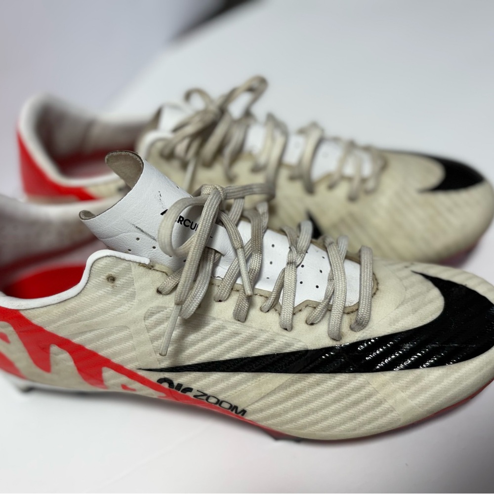 Nike Cream and Black Athletic Cleats - Picture 2 of 7